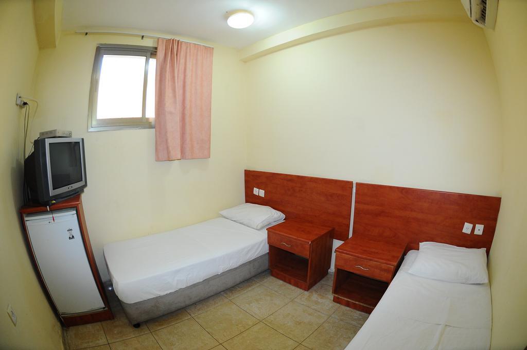Faulty Towers Hotel Ейлат Номер фото